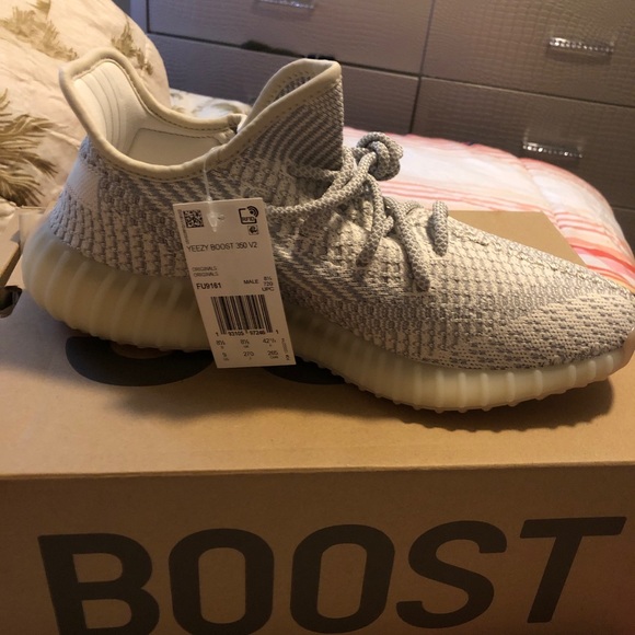 Size 9 men yeezy main image 6